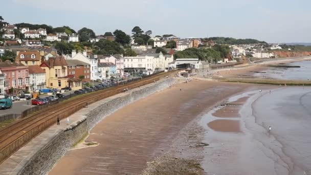 Dawlish Ντέβον Αγγλία με Οι σιδηρογραμμές παραλία και η θάλασσα σε μπλε ουρανό μέρα του καλοκαιριού — Αρχείο Βίντεο