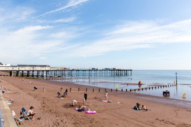 teignmouth beach devon İngiltere turist güneşli sıcak havanın tadını