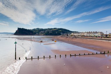 Teignmouth beach devon İngiltere mavi gökyüzü ile