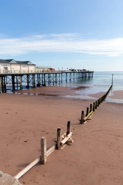 Teignmouth devon Anglie pláž a molo s modrou oblohou — Stock fotografie