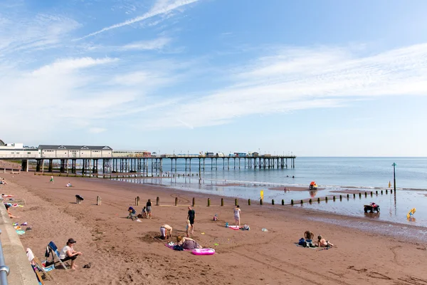 Turisté na pláži teignmouth devon Anglie těší slunečné teplé počasí — Stock fotografie