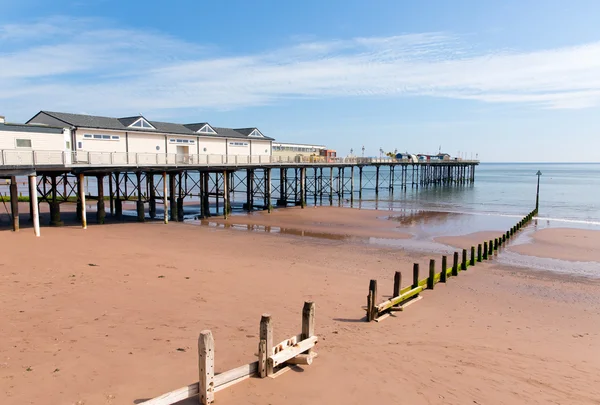 Teignmouth Plajı ve iskelesi devon İngiltere mavi gökyüzü ile