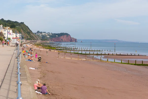 Los turistas Teignmouth Devon Inglaterra disfrutando del clima cálido y soleado —  Fotos de Stock