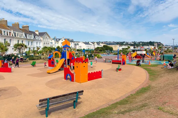 Barnens spela området teignmouth devon england njuter soliga varma vädret — Stockfoto