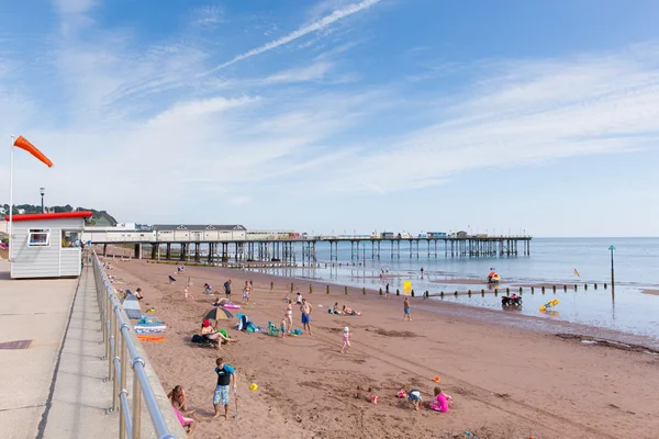 Holidaymakers on Teignmouth beach by pier Devon England — Stock Photo, Image
