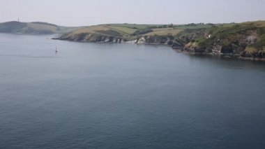 Cornwall nehir fowey giriş ve sahil yakınında st austell bir güzel yaz gününde polruan İngiltere'den