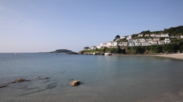 Looe praia e baía Cornwall Inglaterra Reino Unido azul mar e céu — Vídeo de Stock