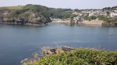 Cornwall nehir fowey giriş ve sahil yakınında st austell bir güzel yaz gününde polruan İngiltere'den