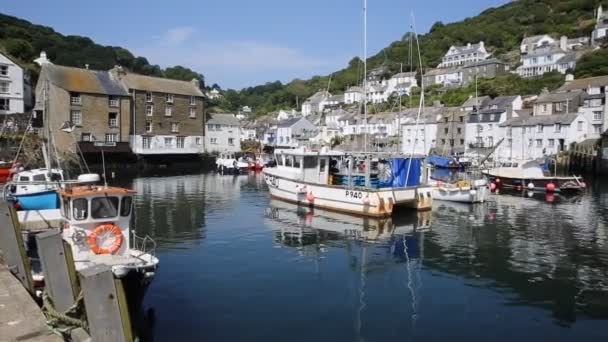 Boten in polperro haven cornwall Engeland met blauwe hemel — Stockvideo