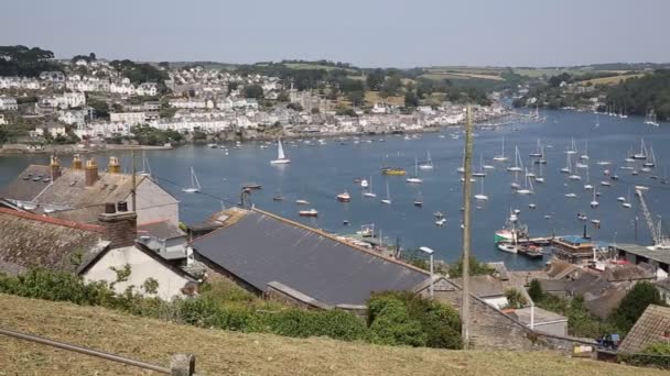 Fowey Корнуолл из Англии Polruan вблизи Санкт-Остелл на прекрасный летний день — стоковое видео