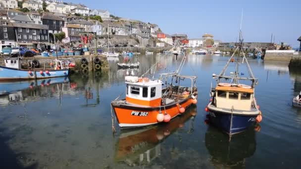 Båter i Mevagissey havn Cornwall England blue sea and sky – stockvideo