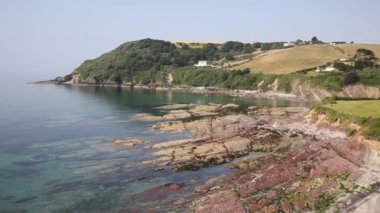 Looe ve güzel mavi gökyüzü güneşli bir günde Polperro Cornwall İngiltere İngiltere arasındaki Talland koy