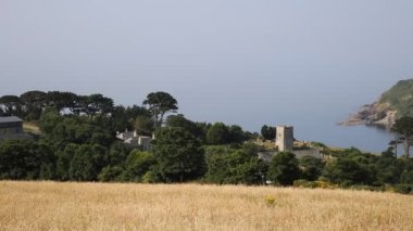Looe ve güzel mavi gökyüzü güneşli bir günde Polperro Cornwall İngiltere İngiltere arasındaki Talland koy