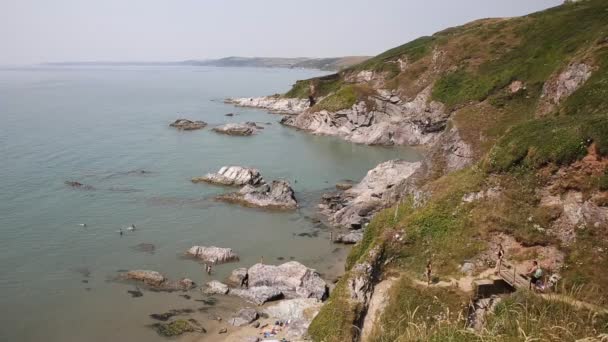 Menschen auf weißem Sand Bucht Strand Kornwall Küste england uk in der Nähe von Plymouth — Stockvideo