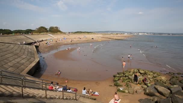 Dawlish Warren Devon Inglaterra con vía férrea y mar en cielo azul día de verano PAN — Vídeos de Stock