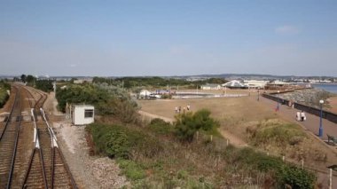 Dawlish warren devon İngiltere ile demiryolu parça ve deniz mavi gökyüzü yaz gün Pan