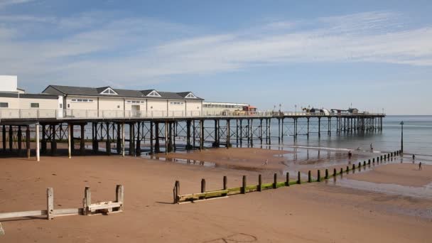 Teignmouth Pier Devon இங்கிலாந்து, கடற்கரையில் பாரம்பரிய ஆங்கில கட்டமைப்பு — ஸ்டாக் வீடியோ