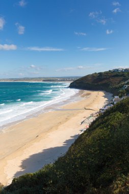 Carbis bay cornwall İngiltere yakınındaki st Ives kumlu plajı ve mavi gökyüzü güneşli güzel bir
