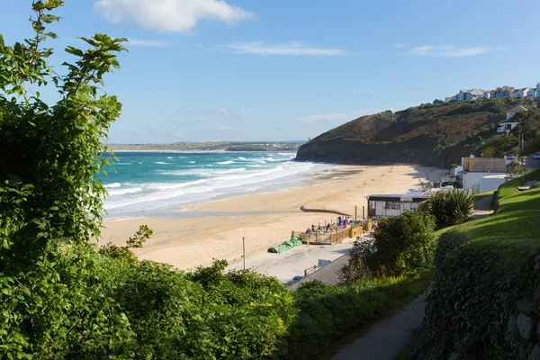 Jihozápadní pobřežní cesta carbis bay england cornwall poblíž st ives s písečnou pláží a modrá obloha — Stock fotografie