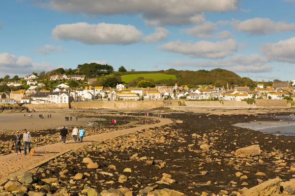 View from St Michaels Mount to Marazion Cornwall with people crossing the causeway at low tide — Stock Photo, Image