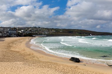 Porthmeor plaj st Ives cornwall İngiltere ile beyaz dalgalar kıyıya ve sörf için bilinen doğru kırma