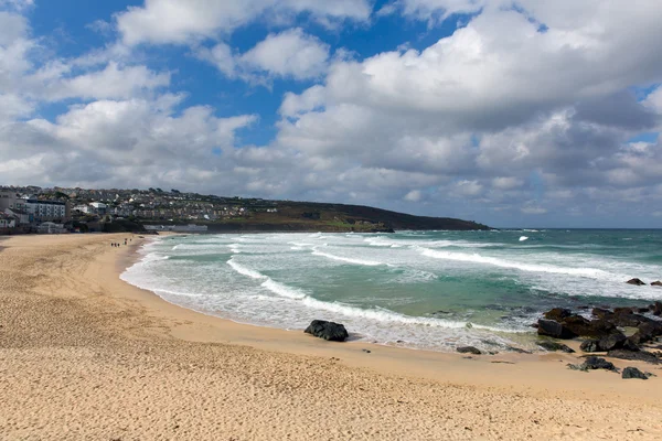 Porthmeor plage St Ives Cornouailles Angleterre avec des vagues blanches s'écrasant vers le rivage et connu pour le surf — Photo