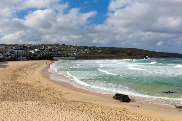 Porthmeor praia St Ives Cornwall Inglaterra com ondas brancas rompendo em direção à costa e conhecido por surfar — Fotografia de Stock