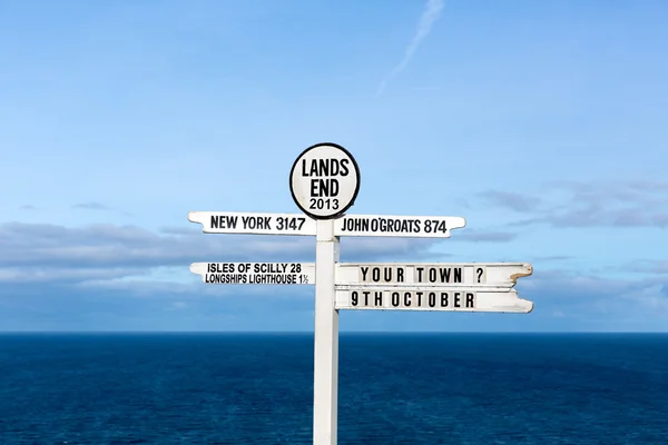 Signpost at Lands End Cornwall the most westerly point of England on the Penwith peninsula eight miles from Penzance — Stock Photo, Image