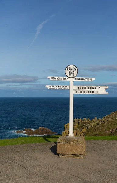 Signpost Lands End Cornwall el punto más occidental de Inglaterra en la península de Penwith a ocho millas de Penzance — Foto de Stock