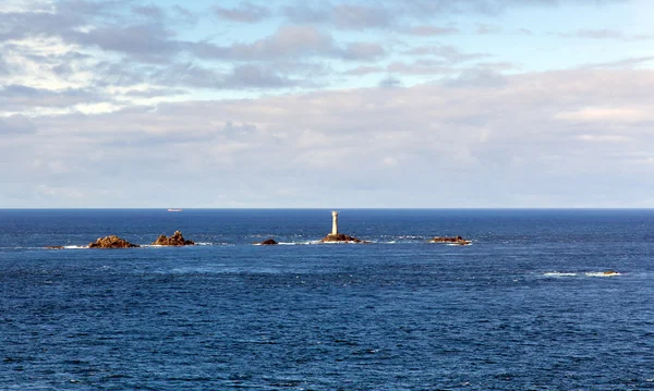 Langschiffe Leuchtturm und Kornwandküste an Land Ende Englands auf der Halbinsel Halbinsel acht Meilen von der Buße an der kornischen Küste — Stockfoto