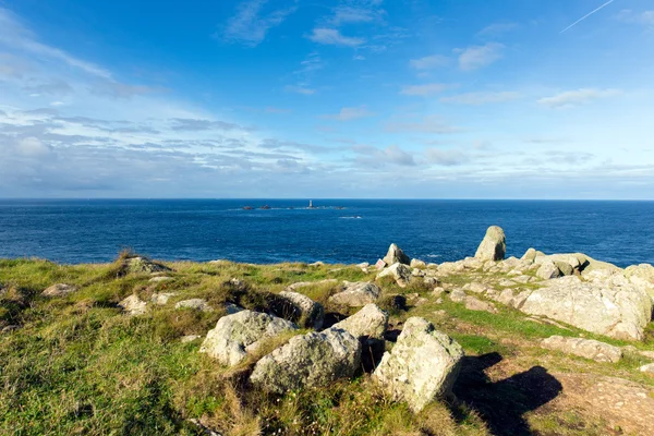 Farol de Longships e costa da Cornualha em Lands End England na península Penwith oito milhas de Penzance na costa da Cornualha — Fotografia de Stock