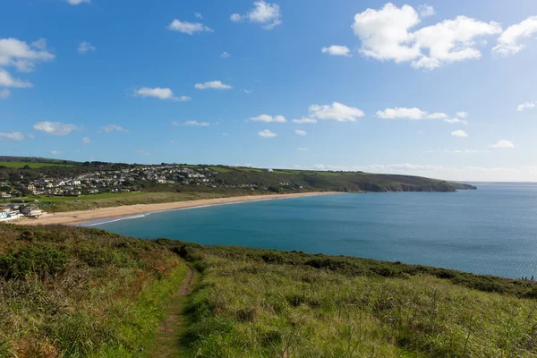South west coast path praa sands cornwall england sandiga stranden och blå himmel på en vacker solig dag — Stockfoto