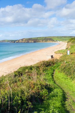 Güney Batı sahil yolu praa kumları cornwall İngiltere kumlu plajı ve mavi gökyüzü güneşli bir güzel