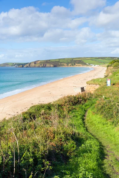Zuid-west coast pad praa sands cornwall Engeland zanderige strand en blauwe hemel op een mooie zonnige dag — Stockfoto