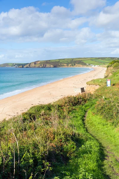 South West Coast Path Praa Sands Cornwall Inglaterra praia de areia e céu azul em um belo dia ensolarado — Fotografia de Stock