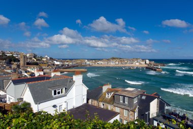 St Ives cornwall İngiltere ile liman, tekneler ve mavi deniz ve gökyüzü, İngiltere'de geleneksel İngiliz balıkçı kasabası