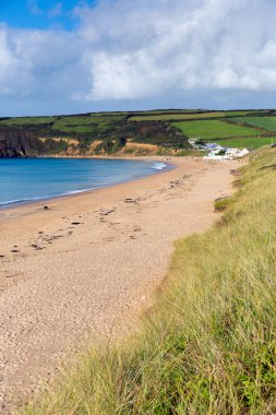praa kum plaj cornwall İngiltere güzel güneşli bir günde bir Kumsalı ve mavi gökyüzü Güney Batı Yakası yol Doğu mullion görüntüleyin
