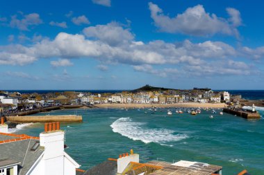 Görünüm St Ives cornwall İngiltere ile liman, tekneler ve mavi deniz ve gökyüzü, İngiltere'de geleneksel İngiliz balıkçı kasabası