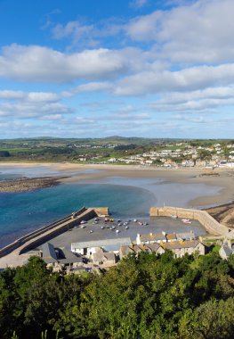 St michaels marazion cornwall liman duvar ve tekneleri ve anakara İngiltere'yi güzel güneşli yaz gününde mount göster