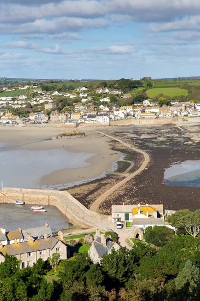 St Michaels Monte vista de Marazion Cornwall Inglaterra de la pared del puerto y barcos y tierra firme en un hermoso día soleado de verano —  Fotos de Stock