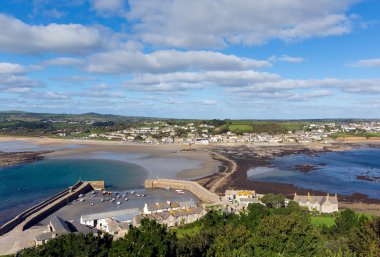 St michaels marazion cornwall liman duvar ve tekneleri ve anakara İngiltere'yi güzel güneşli yaz gününde mount göster