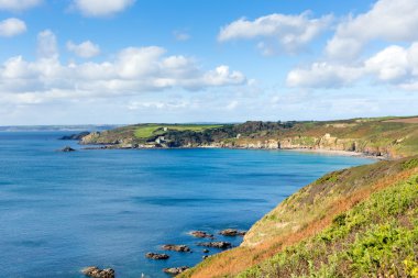 kenneggy kum cornwall İngiltere praa kumları ve mavi gökyüzü ile Güney Batı Sahili yolda penzance ve güneşli bir deniz yakınında