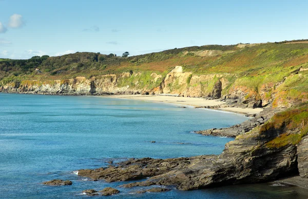Kenneggy Sand Cornwall Inglaterra perto de Praa Sands e Penzance no caminho da costa sudoeste com céu azul e mar em um dia ensolarado — Fotografia de Stock