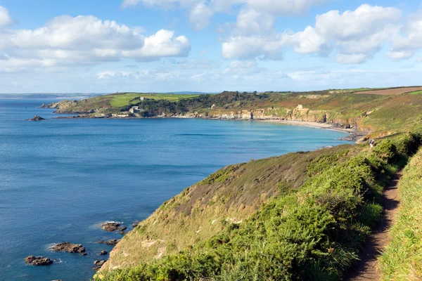 Zuid-west coast pad kenneggy zand cornwall Engeland met blauwe hemel en zee op een zonnige dag — Stockfoto