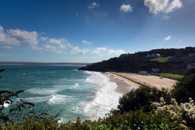 Porthminster plaj St Ives Cornwall dalgalar beyaz ve mavi deniz ve gökyüzü üzerinde güzel bir yaz günü