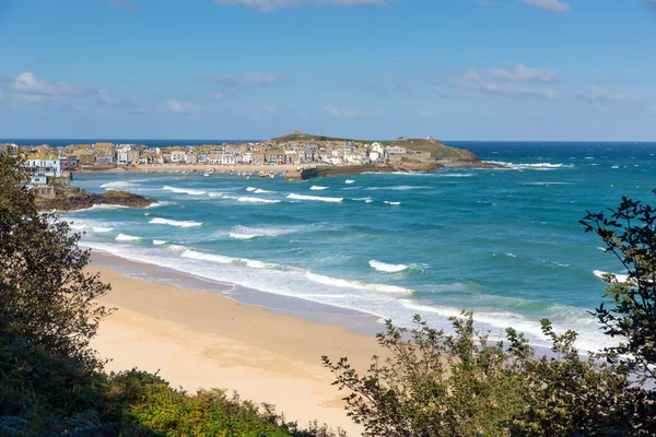 Porthminster beach, St Ives Cornwall golven witte en blauwe zee en hemel op een mooie zomerdag — Stockfoto