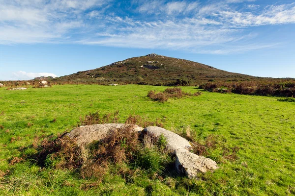 Velden en heuvels cornwall platteland zennor in de buurt van st ives Engeland uk met blauwe lucht en de wolken — Stok fotoğraf