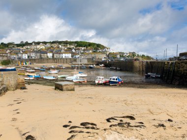 Mousehole liman cornwall İngiltere İngiltere'de cornish balıkçı köyü ile mavi gökyüzü ve bulutlar