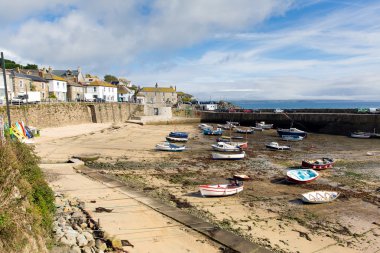 Mousehole liman cornwall İngiltere İngiltere'de cornish balıkçı köyü ile mavi gökyüzü ve bulutlar