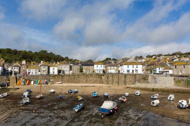 Mousehole liman cornwall İngiltere İngiltere'de cornish balıkçı köyü ile mavi gökyüzü ve bulutlar